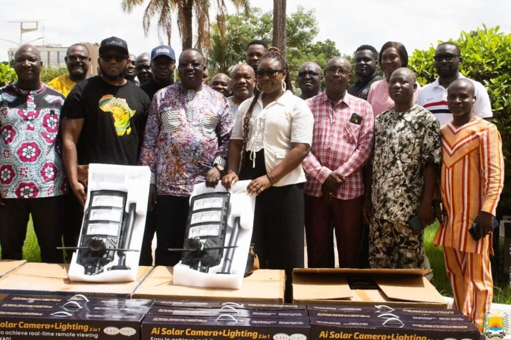 2CA offre 20 lampadaires solaires pour renforcer la sécurité urbaine à Ouagadougou