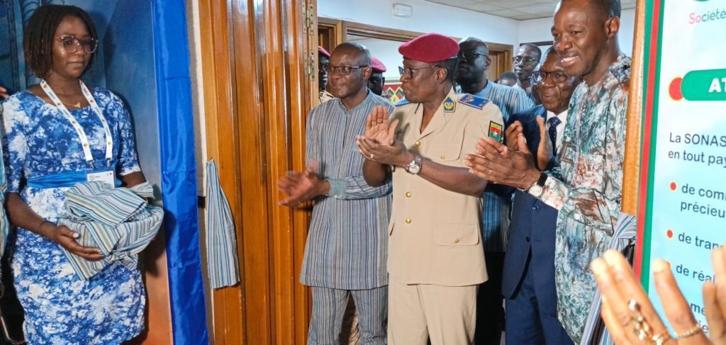 Le ministre d'État après la coupure du ruban