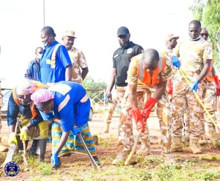 Journées Nationales d’Engagement Patriotique et de Participation Citoyenne Phase II : La Police Nationale rend propre le CMA de Pissy.