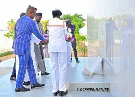 𝐂𝐚𝐦𝐩 𝐝𝐞 𝐓𝐡𝐢𝐚𝐫𝐨𝐲𝐞: 𝐥𝐞 𝐏𝐫𝐞𝐦𝐢𝐞𝐫 𝐦𝐢𝐧𝐢𝐬𝐭𝐫𝐞 𝐫𝐞𝐧𝐝 𝐡𝐨𝐦𝐦𝐚𝐠𝐞 𝐚𝐮𝐱 𝐭𝐢𝐫𝐚𝐢𝐥𝐥𝐞𝐮𝐫𝐬 𝐚𝐟𝐫𝐢𝐜𝐚𝐢𝐧𝐬