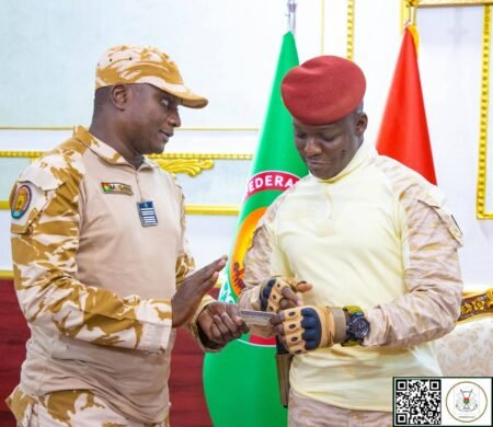 Carte d’identité biométrique AES au Burkina Faso : Au Capitaine Ibrahim TRAORÉ pour commencer