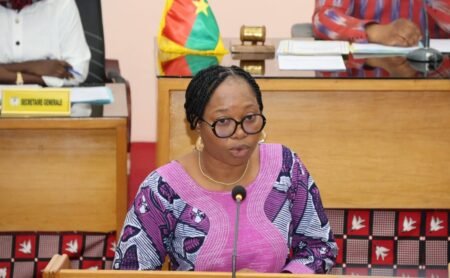 Burkina Faso : L’ALT adopte une loi obligeant les grandes entreprises à construire un siège national