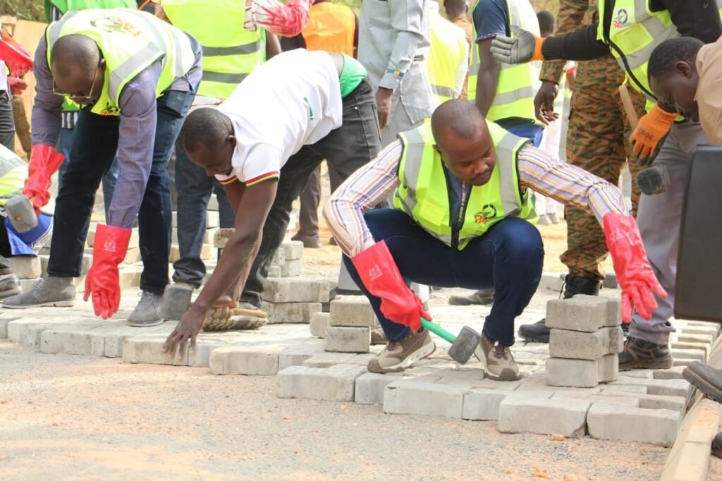 Embellissement du boulevard Thomas-Sankara: le gouvernement pose des pavés et offre 102 tonnes de ciment