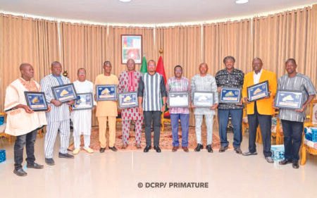 Primature: le Premier ministre félicite des agents admis à la retraite