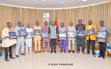 Primature : le Premier ministre félicite des agents admis à la retraite