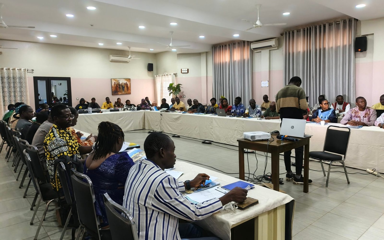 Vue des participants pendant l'ouverture des travaux