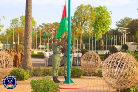 Montée des couleurs nationales : le drapeau, symbole d’unité et de détermination face aux défis sécuritaires