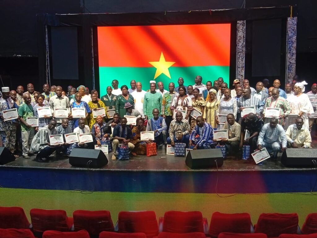 Assemblée législative de Transition: hommage aux agents admis à la retraite et décorés