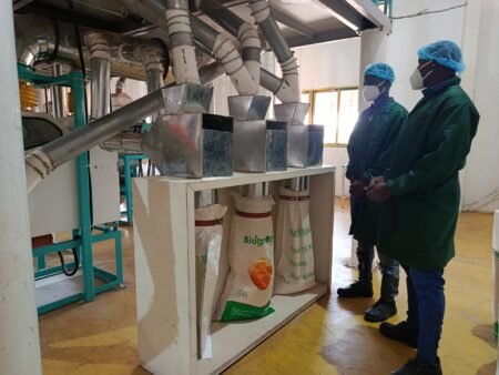 Burkina Faso : Le ministre de l’Économie visite l’unité « Biograine Industrie » pour soutenir l’industrialisation locale